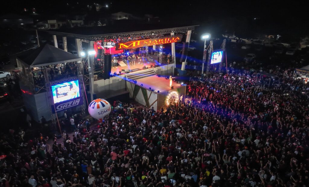 “Público lota a arena principal do Festival do Açaí em Feijó 2025 durante show nacional”