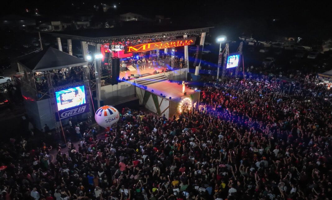 “Público lota a arena principal do Festival do Açaí em Feijó 2025 durante show nacional”