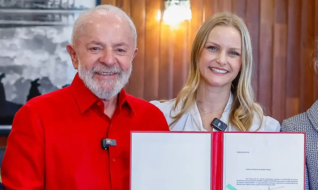 Em sabatina no Senado, advogada indicada por Lula ao Superior Tribunal Militar foi questionada por senador sobre título de mestrado em seu currículo. Ela explicou que não concluiu a tese por razões pessoais e rebateu críticas.