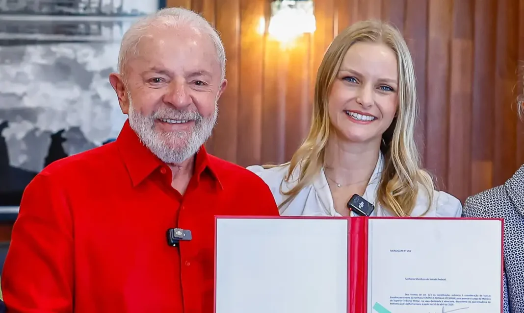 Em sabatina no Senado, advogada indicada por Lula ao Superior Tribunal Militar foi questionada por senador sobre título de mestrado em seu currículo. Ela explicou que não concluiu a tese por razões pessoais e rebateu críticas.