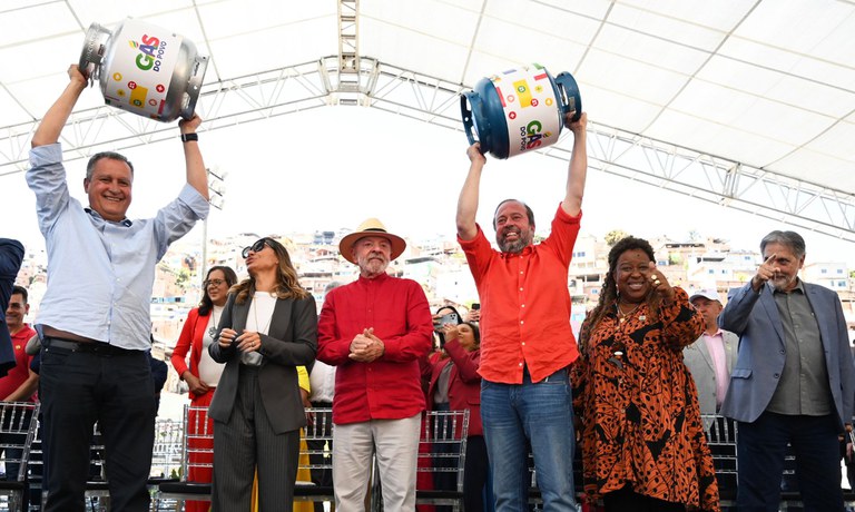 Botijão de gás usado como moeda eleitoral no Brasil – Coluna Dona Zizi