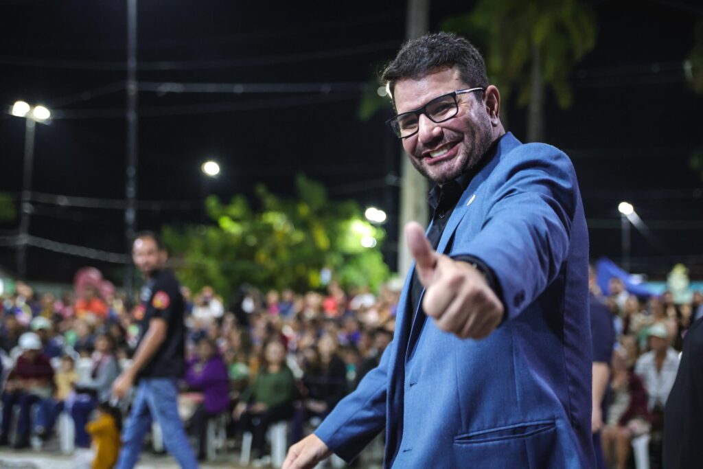 “Gladson Cameli acena emocionado em seu último desfile de 7 de Setembro como governador do Acre, diante do Palácio Rio Branco”