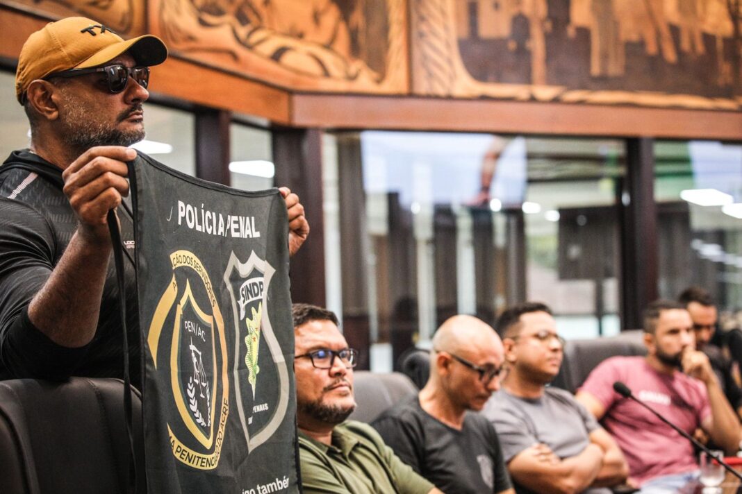 apos-o-grande-expediente,-deputados-recebem-policiais-penais-e-deputados-propoem-comissao-para-vistoria-em-presidios-do-acre