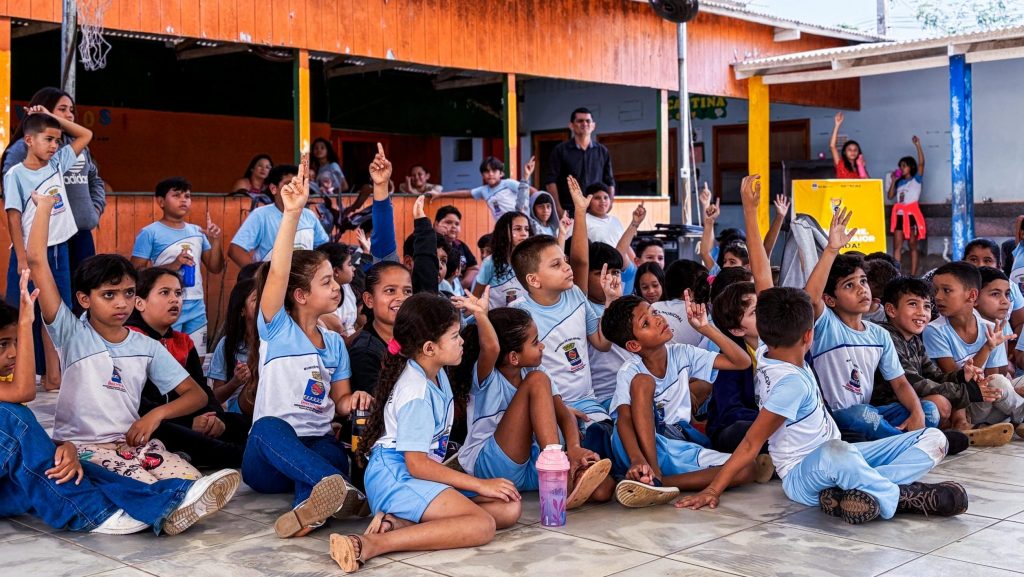 prefeitura-de-rio-branco-promove-acao-educativa-sobre-seguranca-no-transito-para-estudantes-da-vila-acre