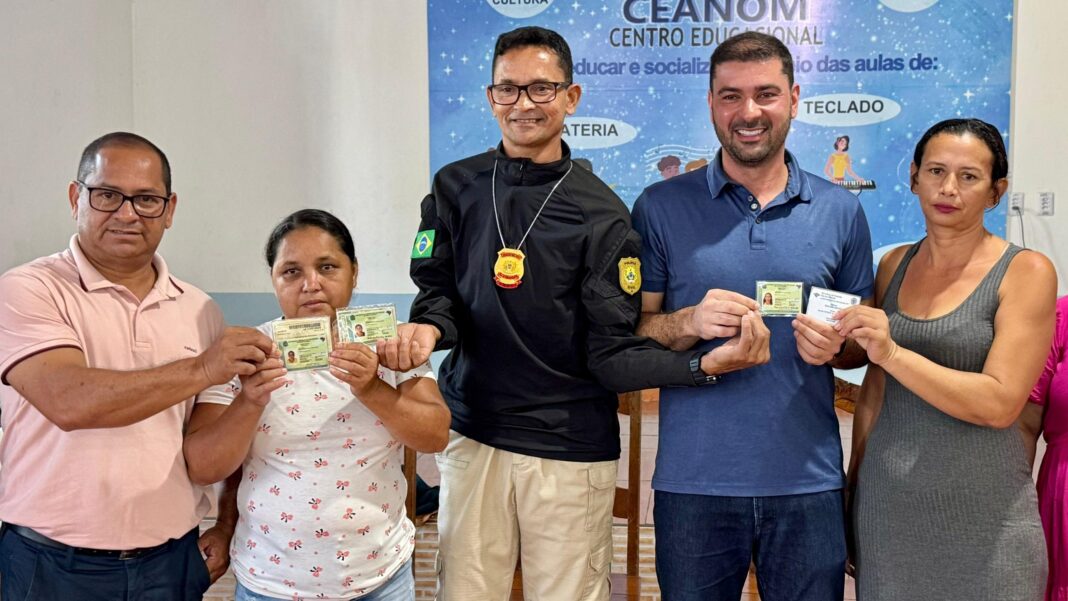 mais-de-600-pescadores-de-cruzeiro-do-sul-recebem-nova-carteira-de-identidade-com-apoio-do-deputado-nicolau-junior-e-vereador-ze-roberto