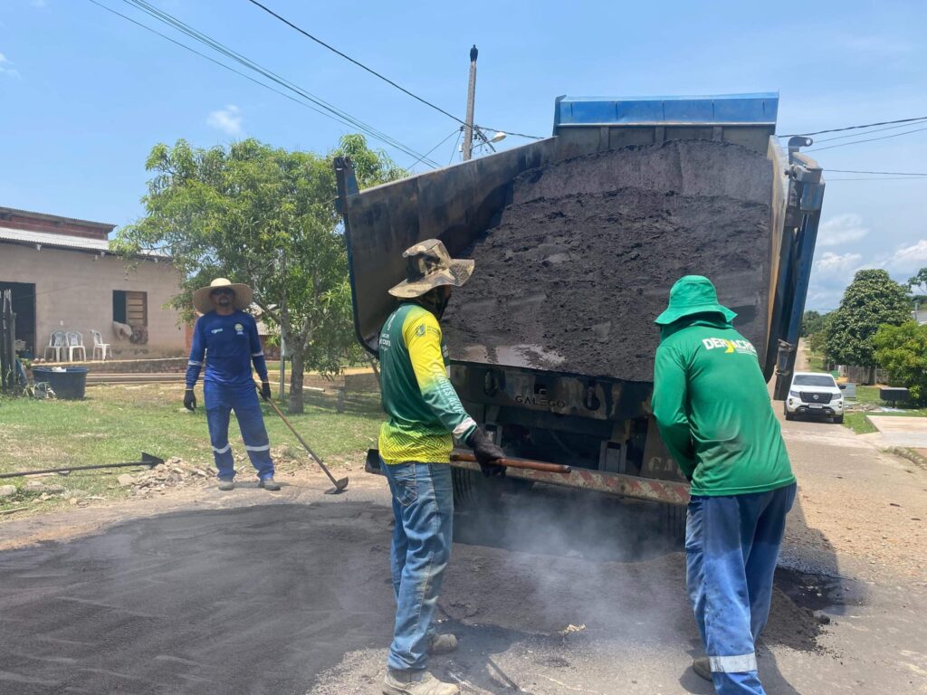 equipes-do-deracre-aplicam-massa-asfaltica-em-ruas-de-rodrigues-alves