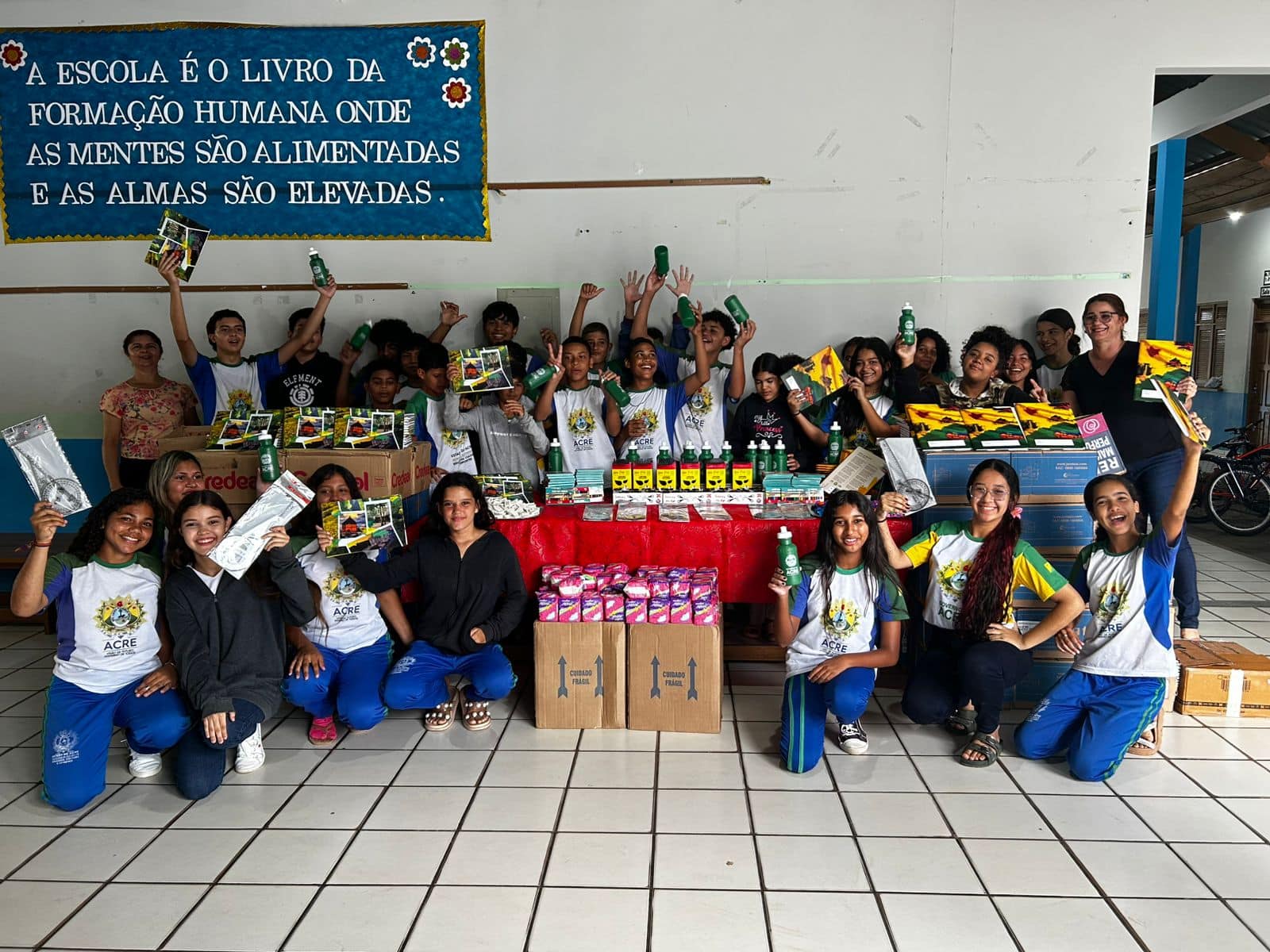 governo-entrega-kits-escolares-a-mais-de-16-mil-estudantes-em-cruzeiro-do-sul