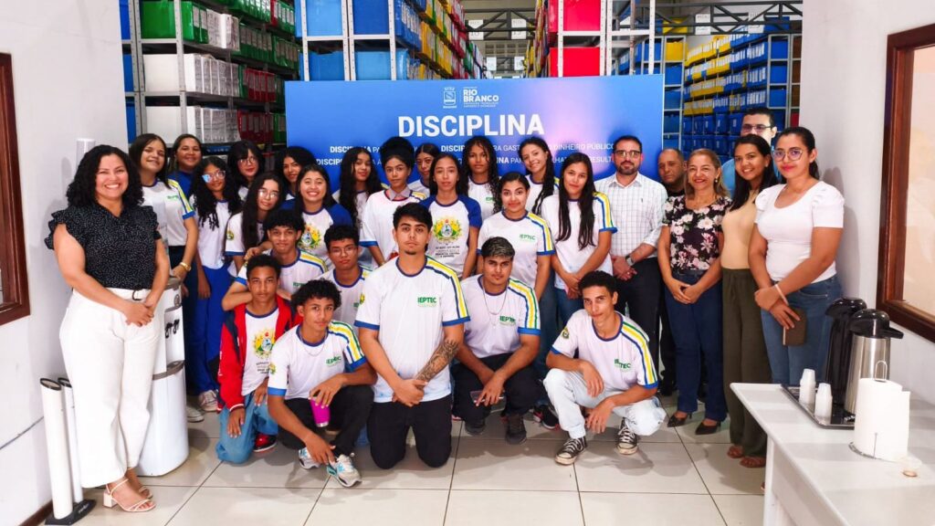 prefeitura-de-rio-branco-recebe-visita-de-alunos-do-ieptec-para-aula-pratica-sobre-arquivologia