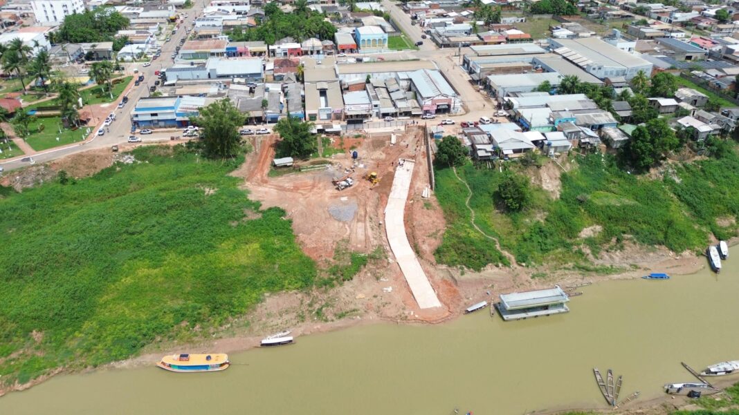 em-sena-madureira,-deracre-executa-obra-da-rampa-de-acesso-do-rio-iaco