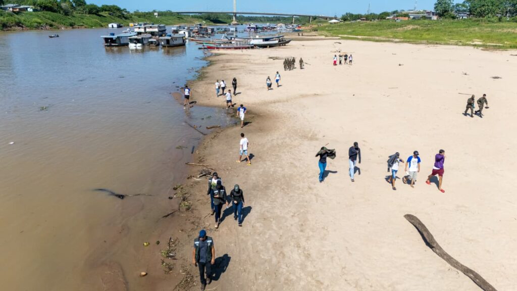 Equipes no mutirão de limpeza no Rio Juruá