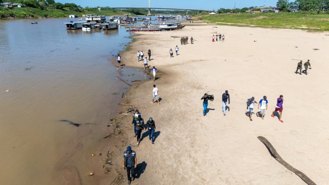 Equipes no mutirão de limpeza no Rio Juruá