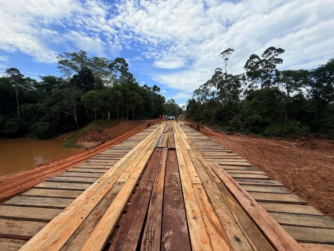 deracre-vistoria-obras-da-ponte-de-32-metros-no-ramal-13-de-maio,-em-rodrigues-alves