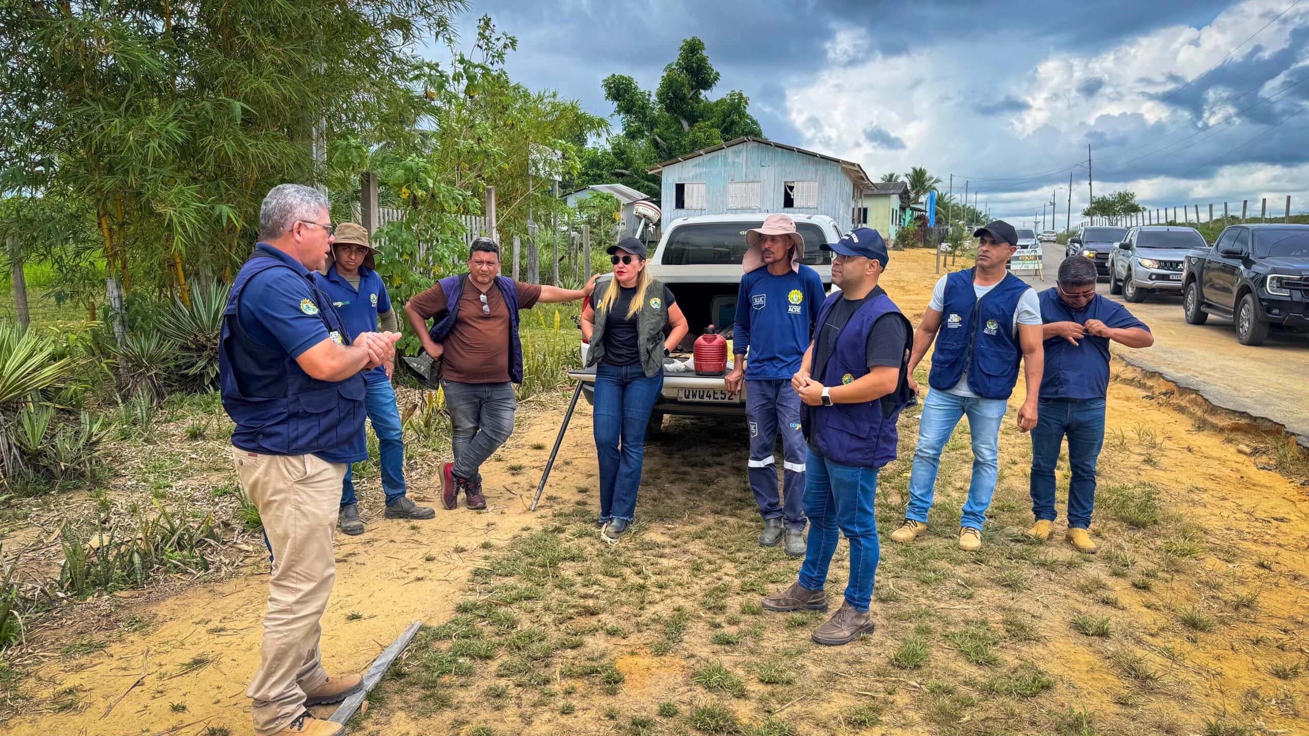 deracre-vistoria-servicos-no-ramal-macaxeiral,-em-cruzeiro-do-sul