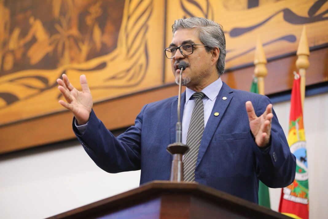 edvaldo-magalhaes-denuncia-omissao-da-secretaria-de-educacao-apos-interdicao-de-escola-historica-em-cruzeiro-do-sul