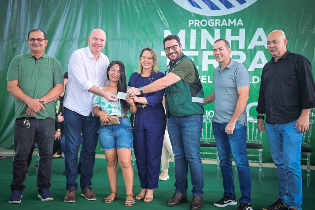 governador-gladson-cameli-entrega-224-cnhs-e-40-coletes-em-sena-madureira