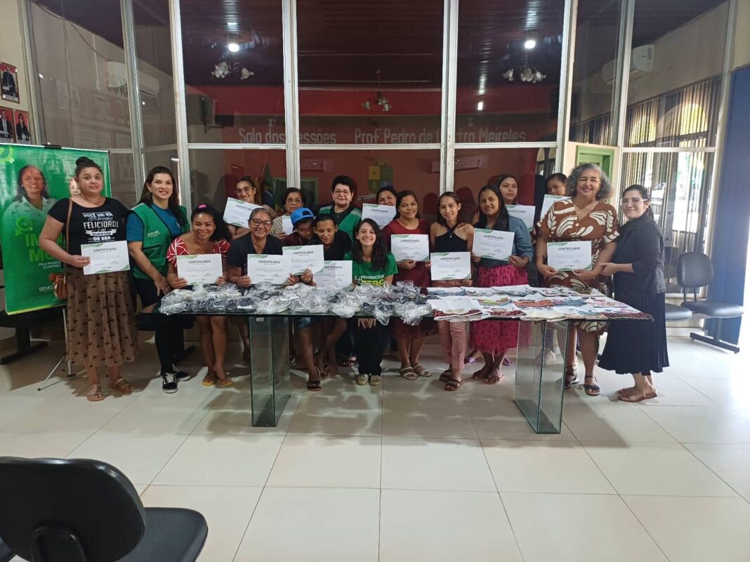 secretaria-da-mulher-certifica-participantes-de-curso-de-customizacao-de-sandalias-em-placido-de-castro