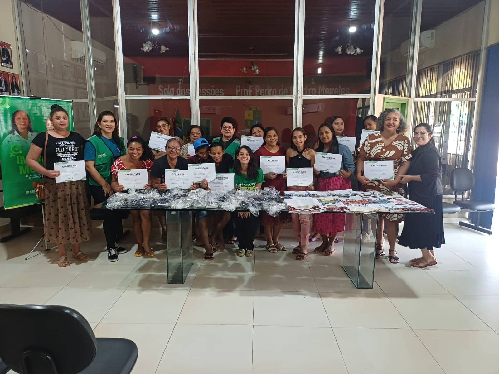 secretaria-da-mulher-certifica-participantes-de-curso-de-customizacao-de-sandalias-em-placido-de-castro