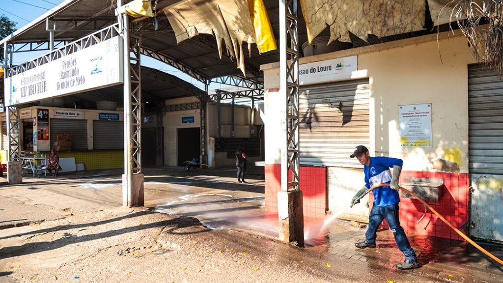 prefeitura-de-rio-branco-realiza-mutirao-de-limpeza-no-mercado-aziz-e-entorno