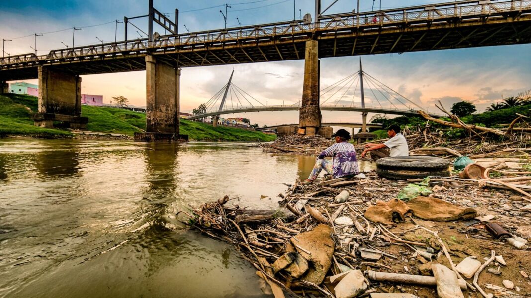 crise hídrica em Rio Branco – Rio Acre baixo com lixo exposto