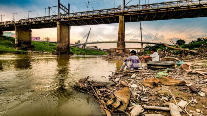 crise hídrica em Rio Branco – Rio Acre baixo com lixo exposto
