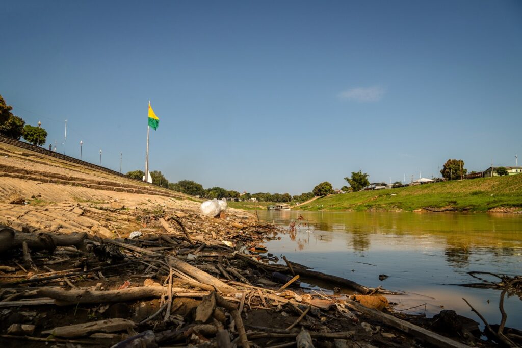 crise hídrica em Rio Branco – Rio Acre baixo com lixo exposto