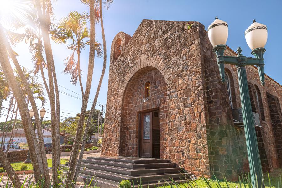 Pastor diante da Bíblia aberta simbolizando o peso invisível do ministério