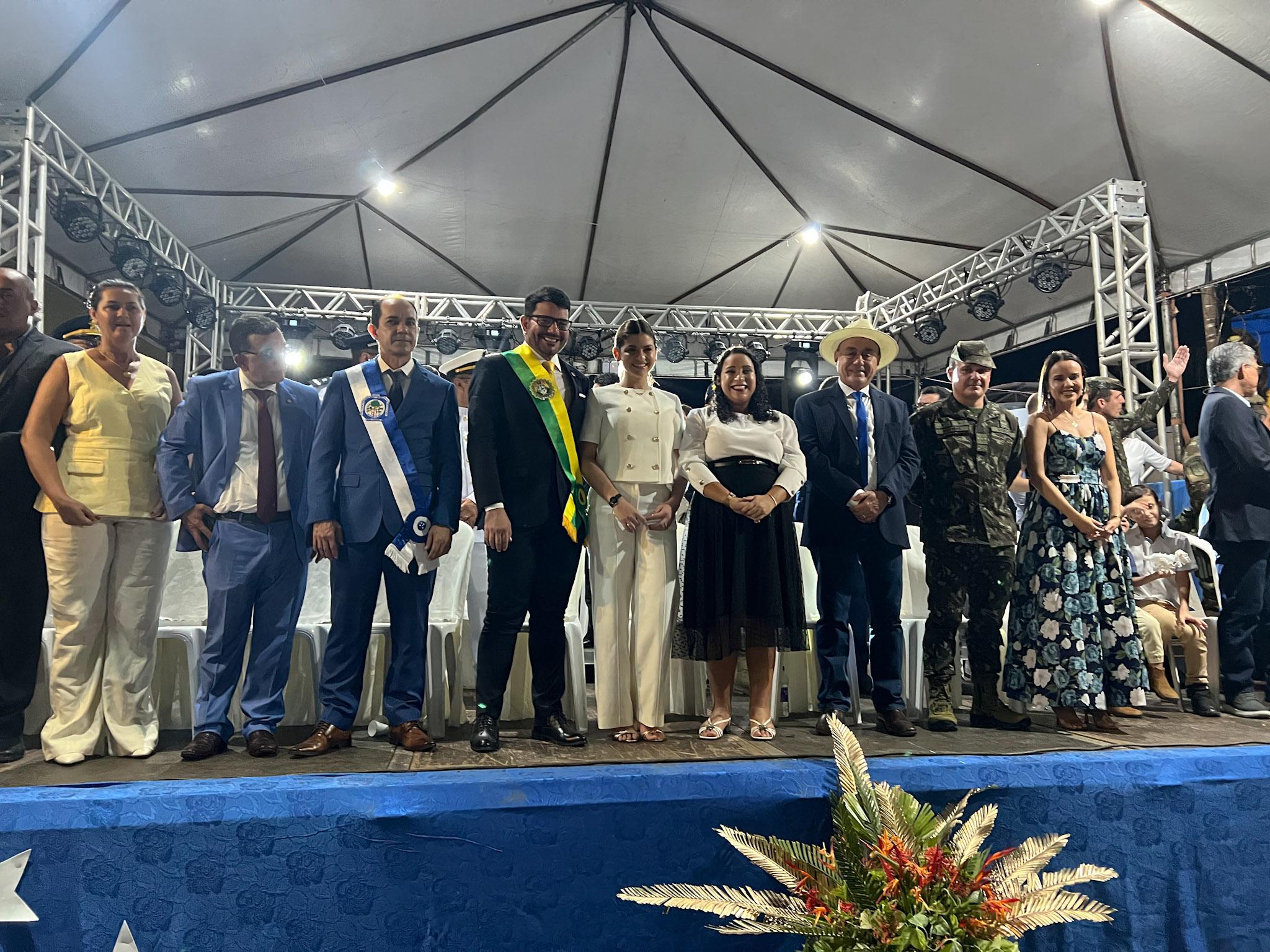 Foto do prefeito Tião Bocalom com dispositivo de honra na festividade de 121 anos da criação de Cruzeiro do Sul