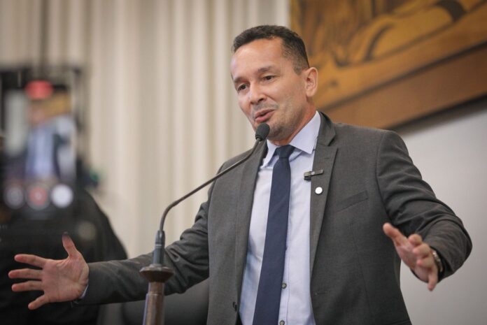 adailton-cruz-cobra-entrega-do-plano-da-saude-e-reafirma-apoio-a-projeto-que-veda-gastos-milionarios-com-shows