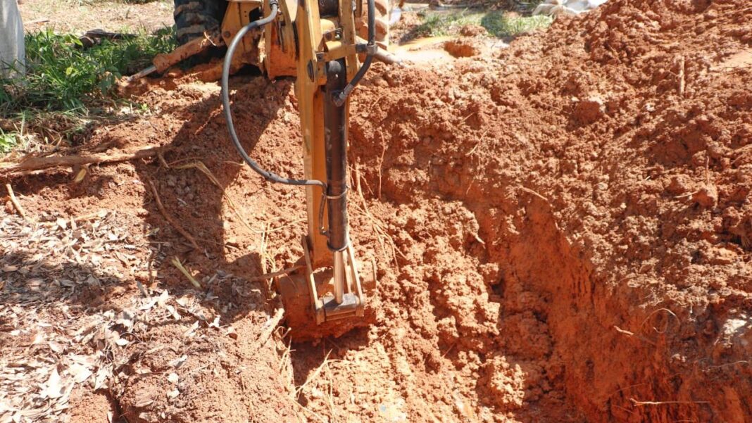 adutora-rompe-na-eta-ii,-mas-equipes-da-prefeitura-trabalham-para-garantir-abastecimento-no-segundo-distrito