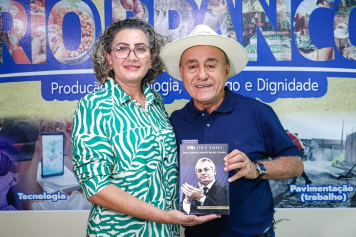prefeito-de-rio-branco-recebe-exemplar-de-livro-sobre-a-vida-do-ex-governador-orleir-cameli prefeito-de-rio-branco-recebe-exemplar-de-livro-sobre-a-vida-do-ex-governador-orleir-cameli
