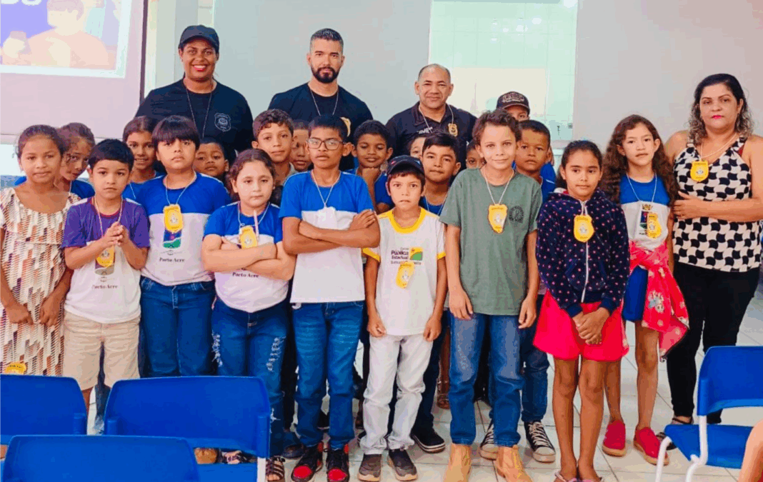 policia-civil-realiza-palestra-“seguranca-na-escola”-para-alunos-da-vila-do-v,-em-porto-acre