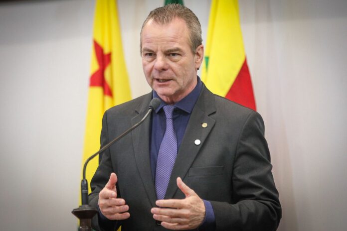 pedro-longo-destaca-importancia-da-uniao-em-defesa-da-br-364-e-celebra-posse-de-novos-servidores-publicos-estaduais