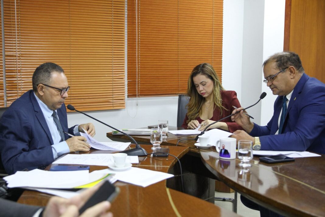 comissao-de-constituicao-e-justica-da-aleac-aprova-projetos-voltados-a-saude,-protecao-infantil-e-conscientizacao-sobre-o-autismo