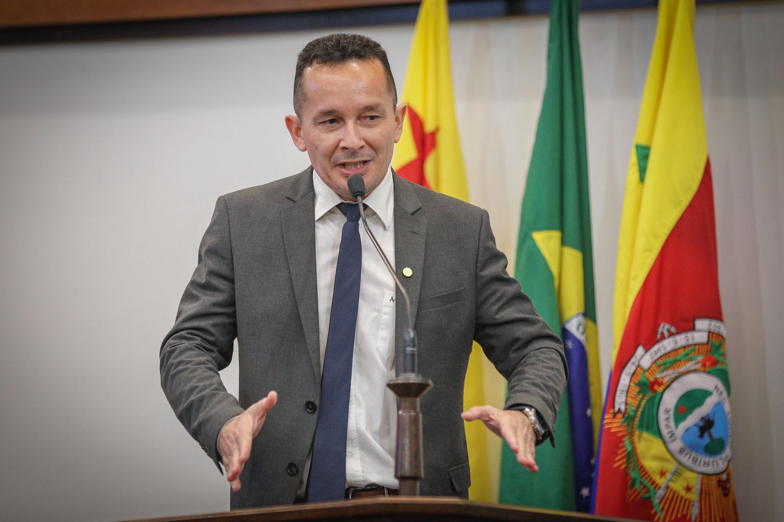 adailton-cruz-reafirma-apoio-aos-professores-e-cobra-entrega-do-plano-da-saude