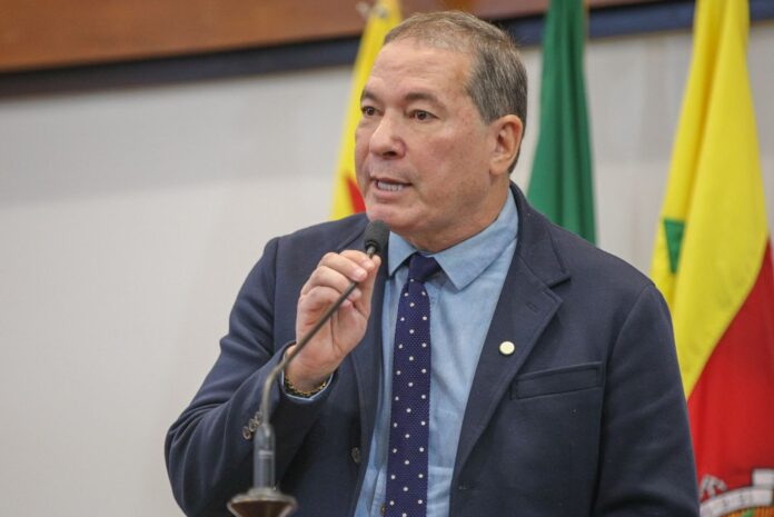 chico-viga-presta-homenagem-aos-professores-e-defende-valorizacao-da-categoria