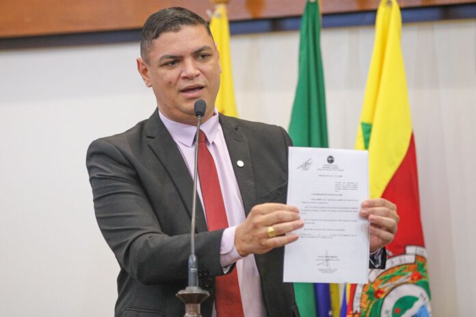 “e-um-sonho-que-se-arrasta-ha-muito-tempo”,-diz-deputado-pablo-bregense-sobre-internato-para-estudantes-de-medicina-do-exterior