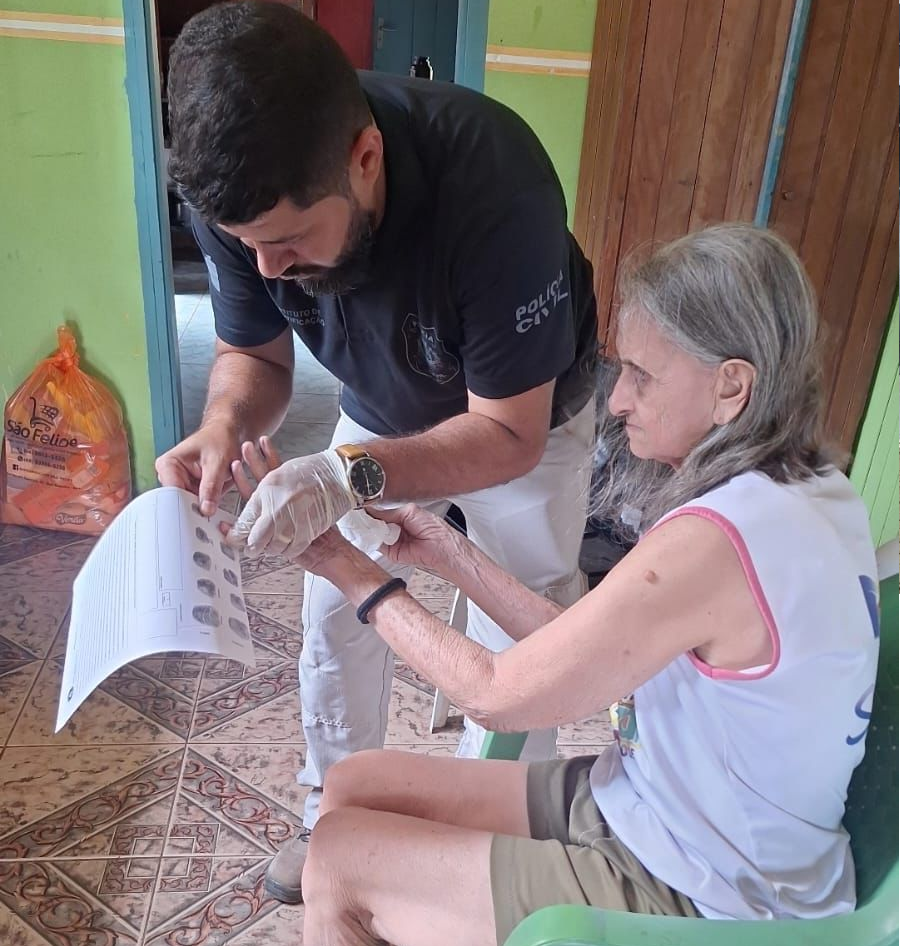 governo-do-acre-leva-atendimento-domiciliar-para-emissao-da-nova-carteira-de-identidade-nacional-a-idosa-em-sena-madureira