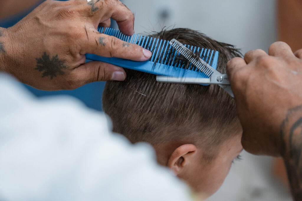 governo-promove-acao-social-com-cortes-de-cabelo-para-comunidade,-em-rio-branco