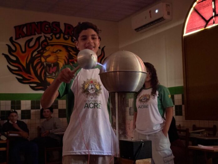 oficinas-de-fisica-e-quimica-despertam-interesse-de-alunos-por-ciencias-na-escola-clicia-gadelha