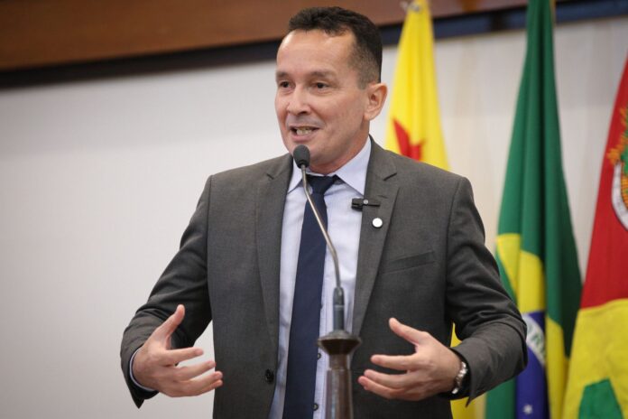 adailton-cruz-cobra-piso-da-enfermagem-e-celebra-aprovacao-de-pl-que-cria-criterios-para-implantacao-de-centros-de-referencia-a-pessoas-em-situacao-de-rua