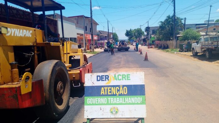 deracre-segue-com-trabalho-de-recuperacao-das-ruas-de-epitaciolandia-e-aplica-mais-200-toneladas-de-asfalto deracre-segue-com-trabalho-de-recuperacao-das-ruas-de-epitaciolandia-e-aplica-mais-200-toneladas-de-asfalto