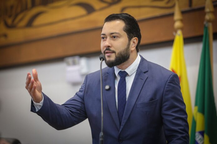 “enquanto-um-recem-nascido-quase-e-enterrado-vivo,-a-resposta-do-palacio-e-criar-cargo-comissionado”,-diz-emerson-jarude