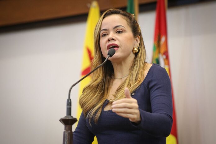 michelle-melo-critica-falta-de-sensibilidade-do-governo-e-cobra-valorizacao-dos-servidores-publicos michelle-melo-critica-falta-de-sensibilidade-do-governo-e-cobra-valorizacao-dos-servidores-publicos