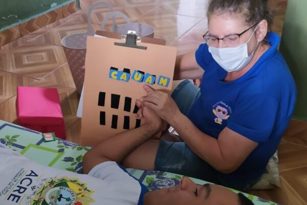 “Trabalhamos habilidades funcionais, comunicação, dicção, coordenação motora e autonomia. Cauã evoluiu muito, não apenas cognitivamente, mas também emocionalmente.