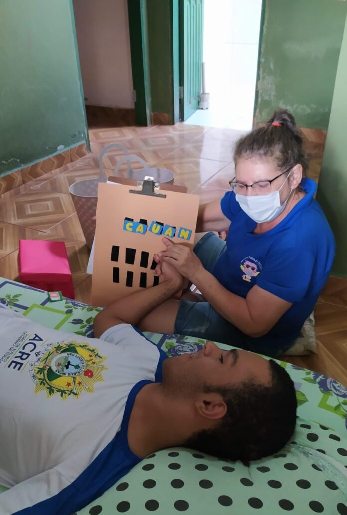 Cauã “Trabalhamos habilidades funcionais, comunicação, dicção, coordenação motora e autonomia. Cauã evoluiu muito, não apenas cognitivamente, mas também emocionalmente.