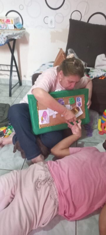 Cauan trabalhando coordenação motora fina.