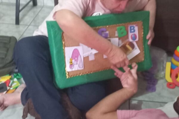 Cauan trabalhando coordenação motora fina.