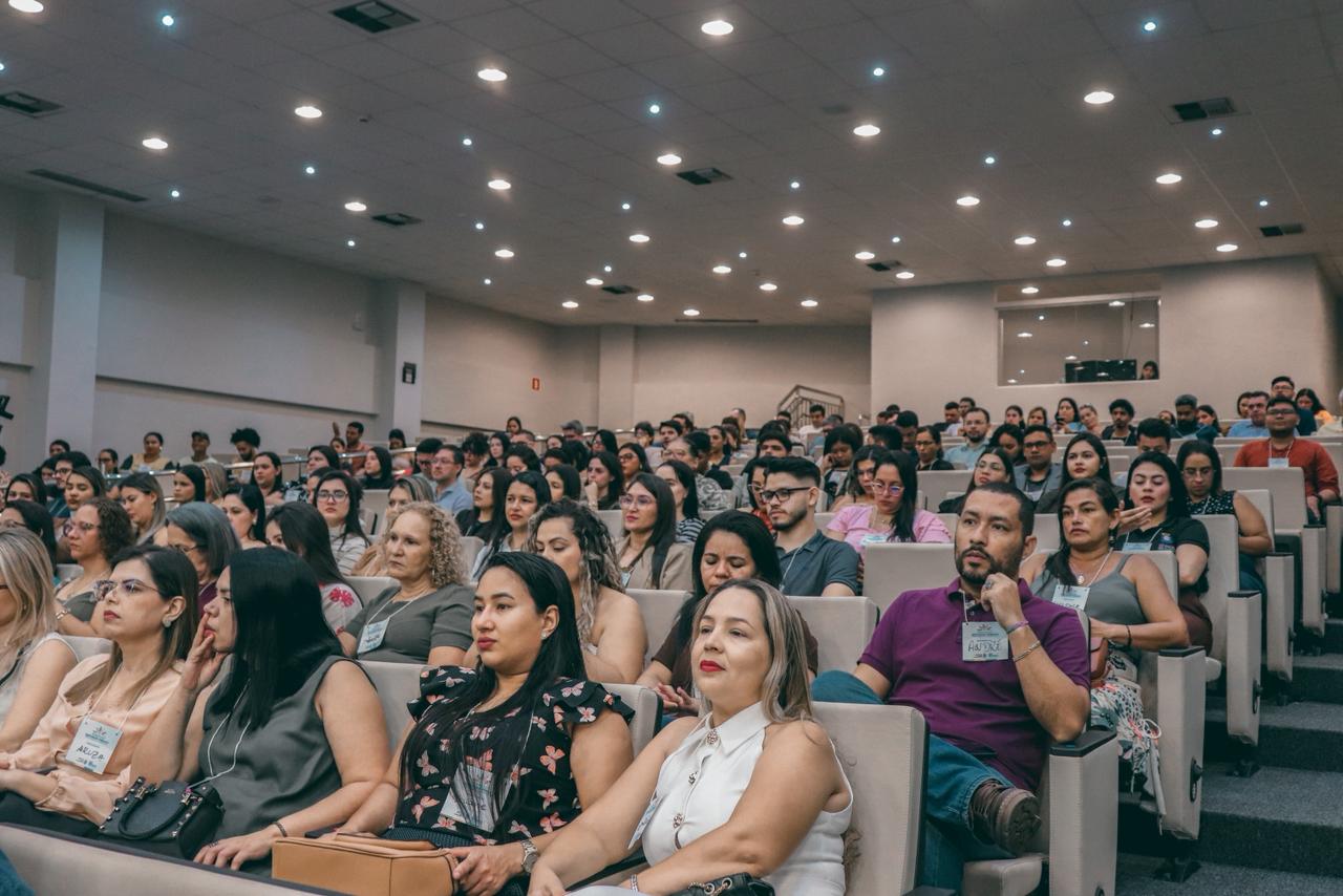 Foto dos servidores no auditório do TREAC
