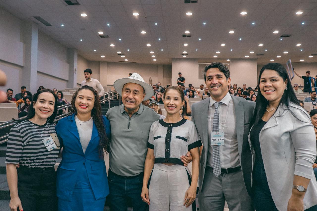 Foto do prefeito com servidores