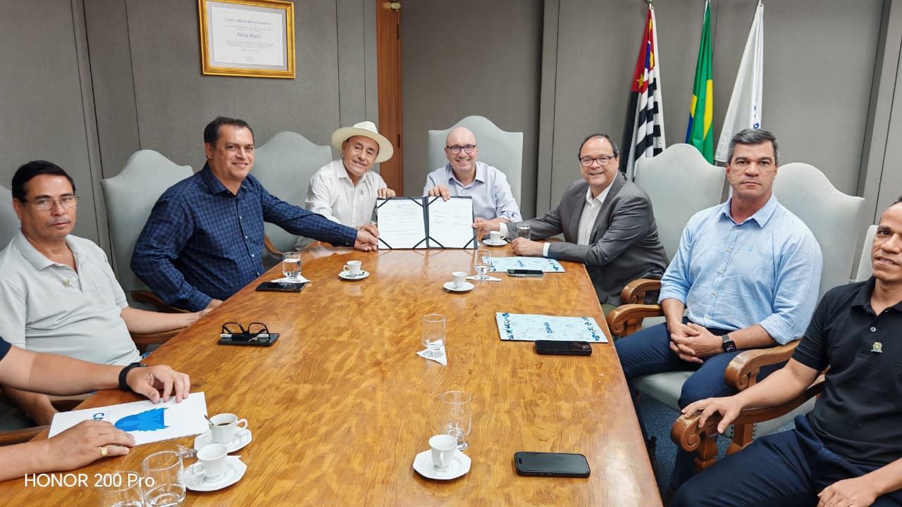 Foto do Prefeito, ao lado do Prefeito de Campinas e autoridades